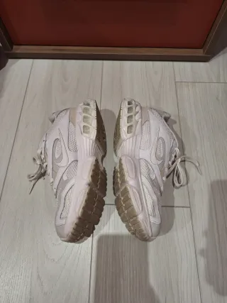 Zapatillas Nike grises y blancas