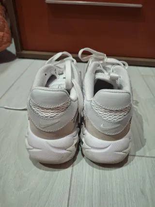 Zapatillas Nike grises y blancas