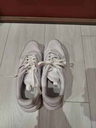 Zapatillas Nike grises y blancas