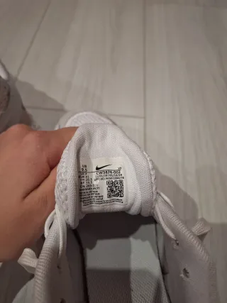 Zapatillas Nike grises y blancas