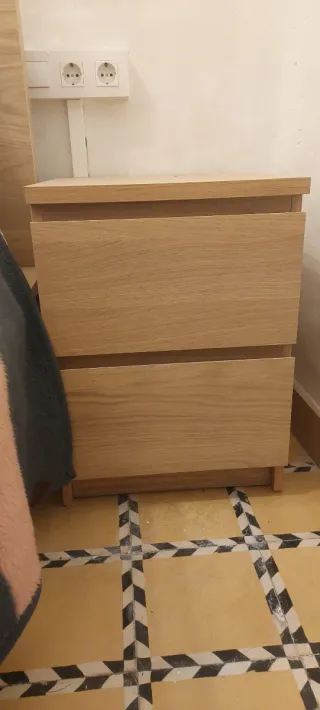 Mesita de noche de madera