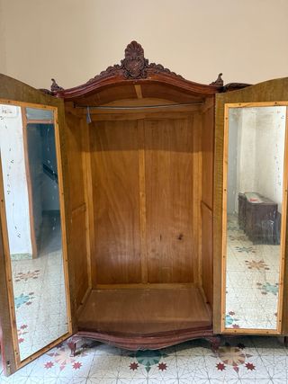 Armario grande de madera