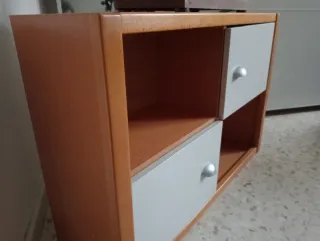 Estantería de pared con 2 puertas