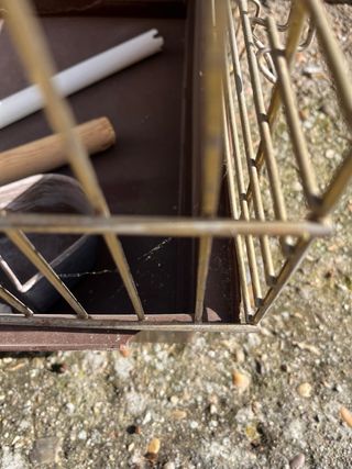 Jaula para pájaros marrón y dorada