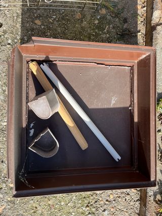 Jaula para pájaros marrón y dorada