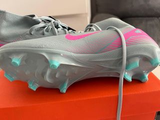 Zapatillas de fútbol Nike grises y rosas