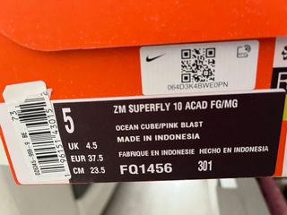 Zapatillas de fútbol Nike grises y rosas