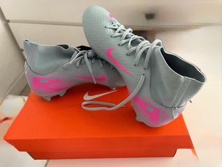 Zapatillas de fútbol Nike grises y rosas