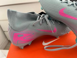 Zapatillas de fútbol Nike grises y rosas
