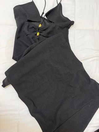 Vestido negro con tirantes y abalorios