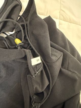 Vestido negro con tirantes y abalorios