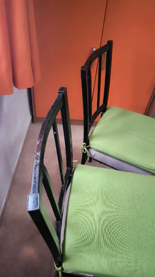 Juego de 3 sillas metálicas con cojines verdes