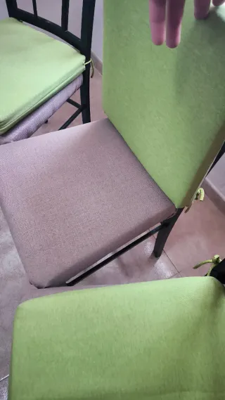 Juego de 3 sillas metálicas con cojines verdes