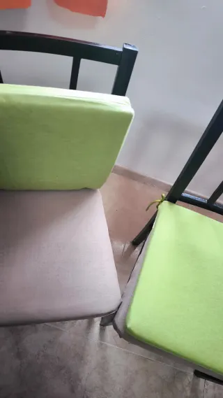 Juego de 3 sillas metálicas con cojines verdes