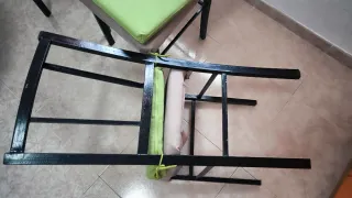 Juego de 3 sillas metálicas con cojines verdes