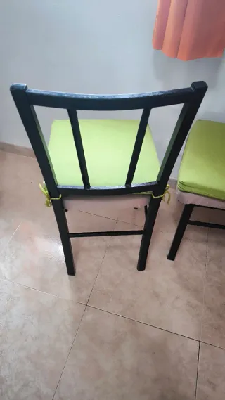 Juego de 3 sillas metálicas con cojines verdes