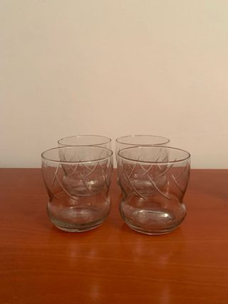Cubiteras de cristal y 4 vasos