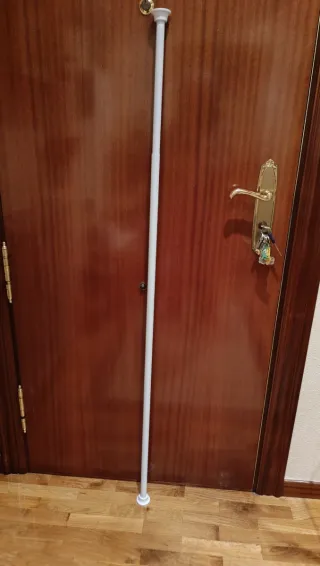 Cortina de baño gris y blanca