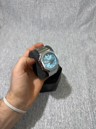 Reloj Casio MOD de acero con dial azul cian