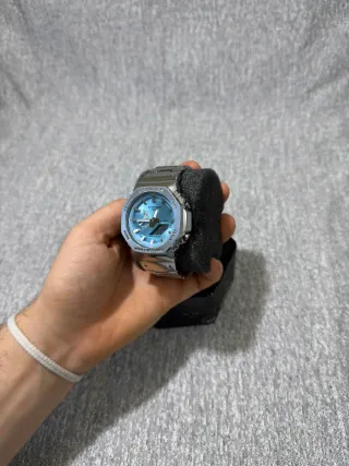 Reloj Casio MOD de acero con dial azul cian