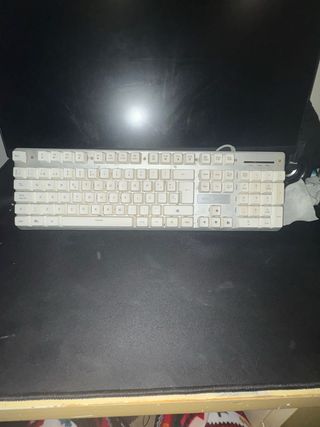 Teclado Blanco y Plata Cuidado