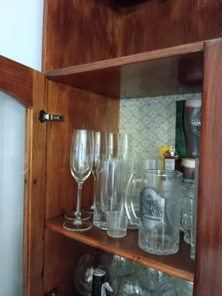 Mueble de madera con vitrina