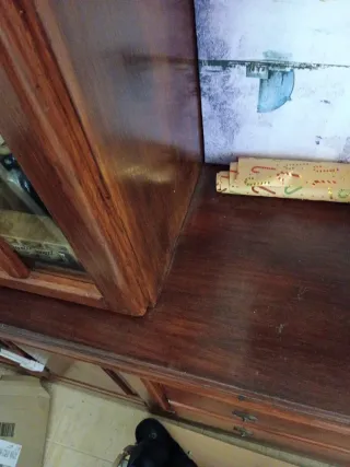 Mueble de madera con vitrina