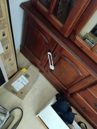 Mueble de madera con vitrina