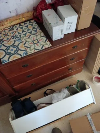 Mueble de madera con vitrina