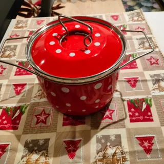 Pentola vintage rossa a pois bianchi