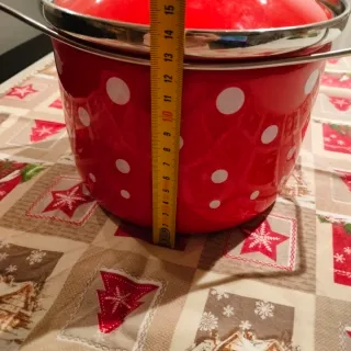 Pentola vintage rossa a pois bianchi