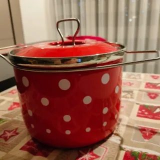 Pentola vintage rossa a pois bianchi