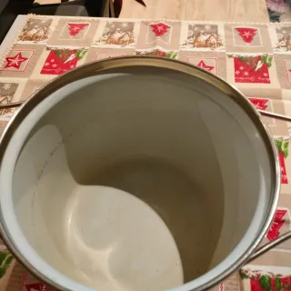 Pentola vintage rossa a pois bianchi