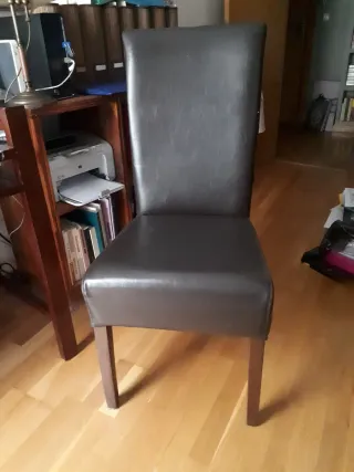 Silla de piel y ratán. Tengo 2.