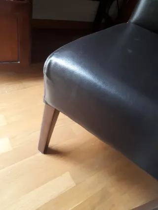 Silla de piel y ratán. Tengo 2.