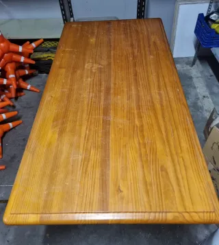 Mesa de salón de madera