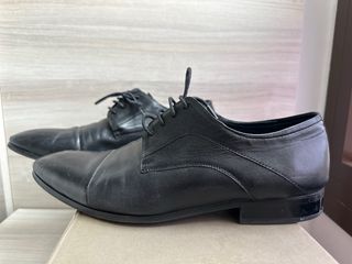 Zapatos de vestir negros para hombre.