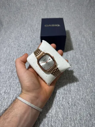 Reloj Casio vintage de acero con dial blanco