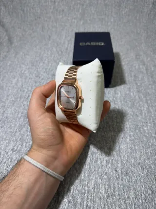 Reloj Casio vintage de acero con dial blanco