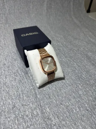Reloj Casio vintage de acero con dial blanco