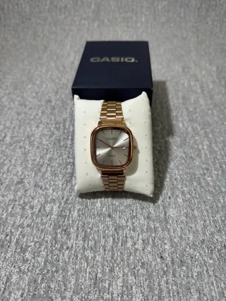 Reloj Casio vintage de acero con dial blanco