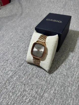 Reloj Casio vintage de acero con dial blanco