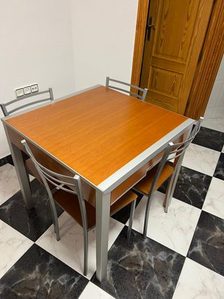 Mesa de cocina con 4 sillas