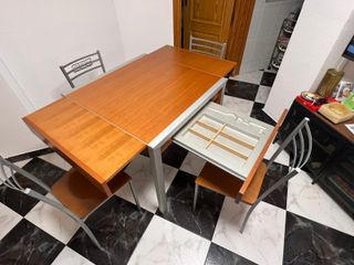 Mesa de cocina con 4 sillas