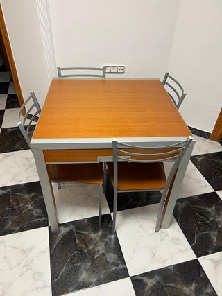Mesa de cocina con 4 sillas