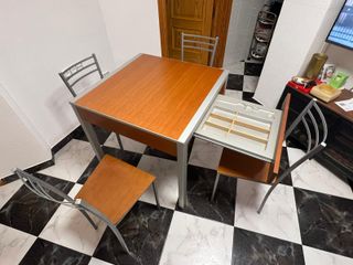 Mesa de cocina con 4 sillas