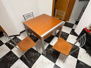 Mesa de cocina con 4 sillas