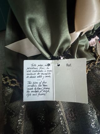 Muñeca de porcelana con vestido verde