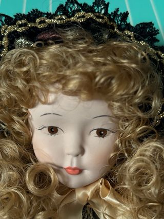 Muñeca de porcelana con vestido verde