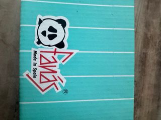 Muñeca de porcelana con vestido verde